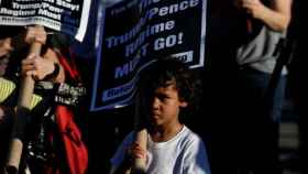 Un joven manifestante en una protesta contra la política antiinmigración de Trump.