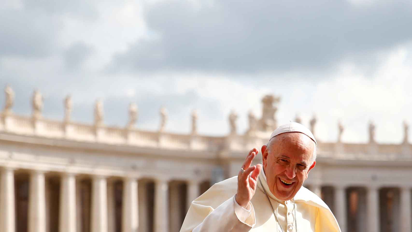 El Papa llega a la Plaza de San Pedro en el Vaticano.