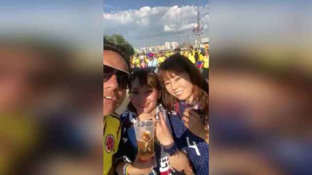 Un colombiano burlándose de una japonesa en Rusia indigna a las redes sociales