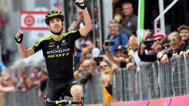 Mikel Nieve celebra su victoria en la etapa reina del Giro de Italia en Cervinia.