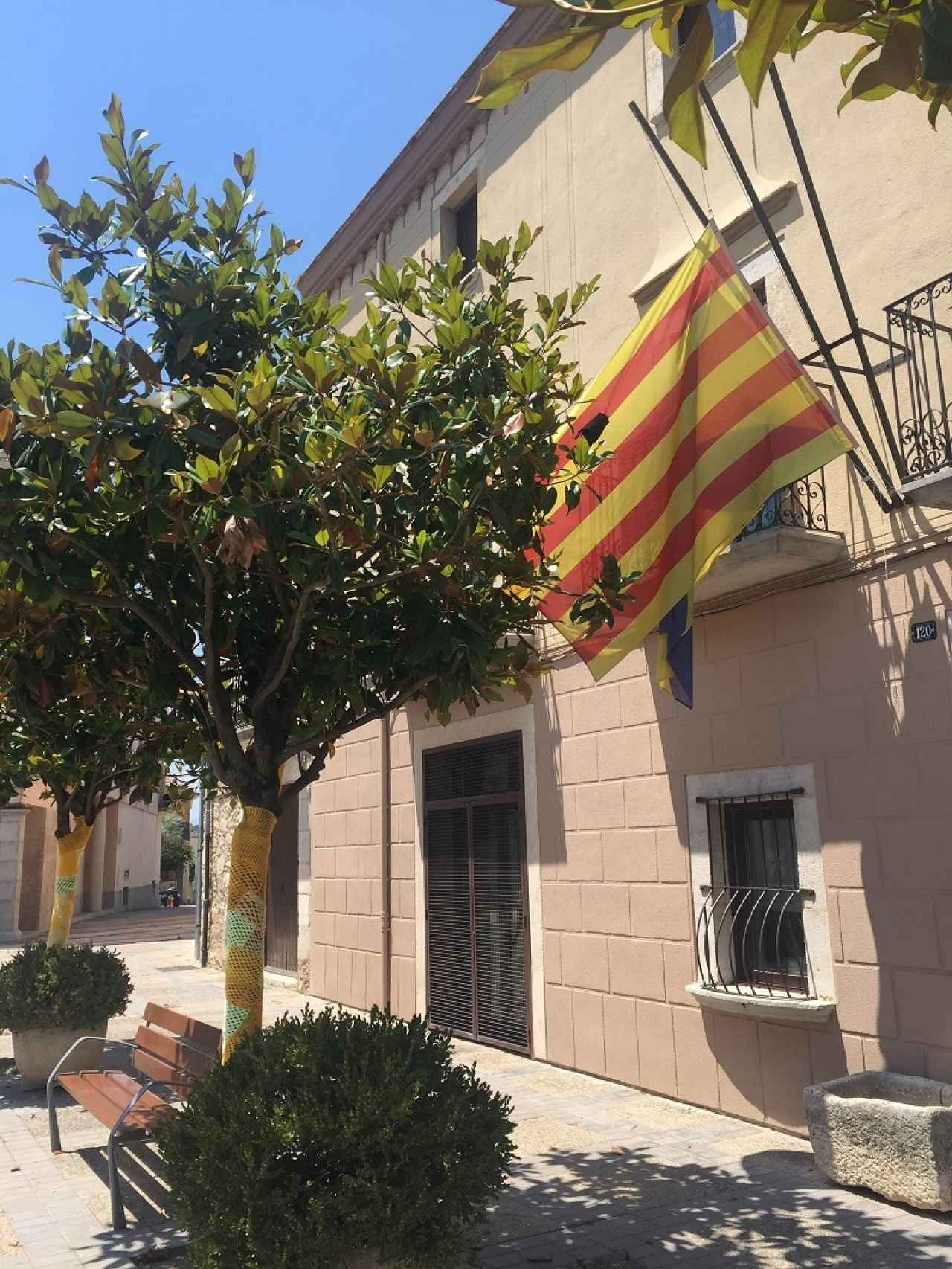 En Vilablareix no hay bandera española, la catalana está a media asta, tiene crespón negro de luto, y los árboles tienen fundas amarillas de ganchillo
