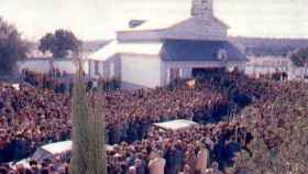 La multitud que rodeó la cripta de Carmen Polo el día de su entierro.
