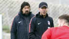 Simeone y el 'Mono' Burgos en un entrenamiento. Foto atleticodemadrid.com