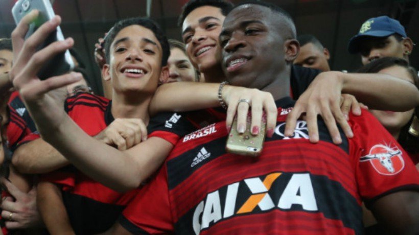Vinicius se despide de la afición del Flamengo. Foto flamengo.com.br