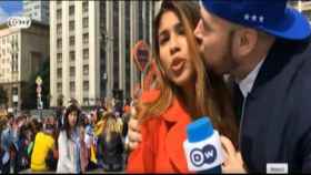 La reportera Julieth González es acosada por un aficionado colombiano en plena retransmisión en directo