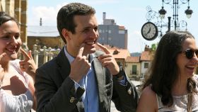 Casado, candidato a la presidencia del PP, durante su visita a León para hacer campaña.