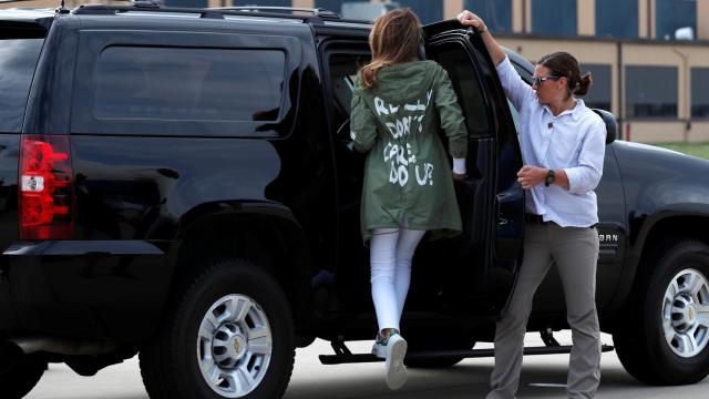 Melania con la chaqueta y su mensaje Realmente no me importa, ¿y a ti?.