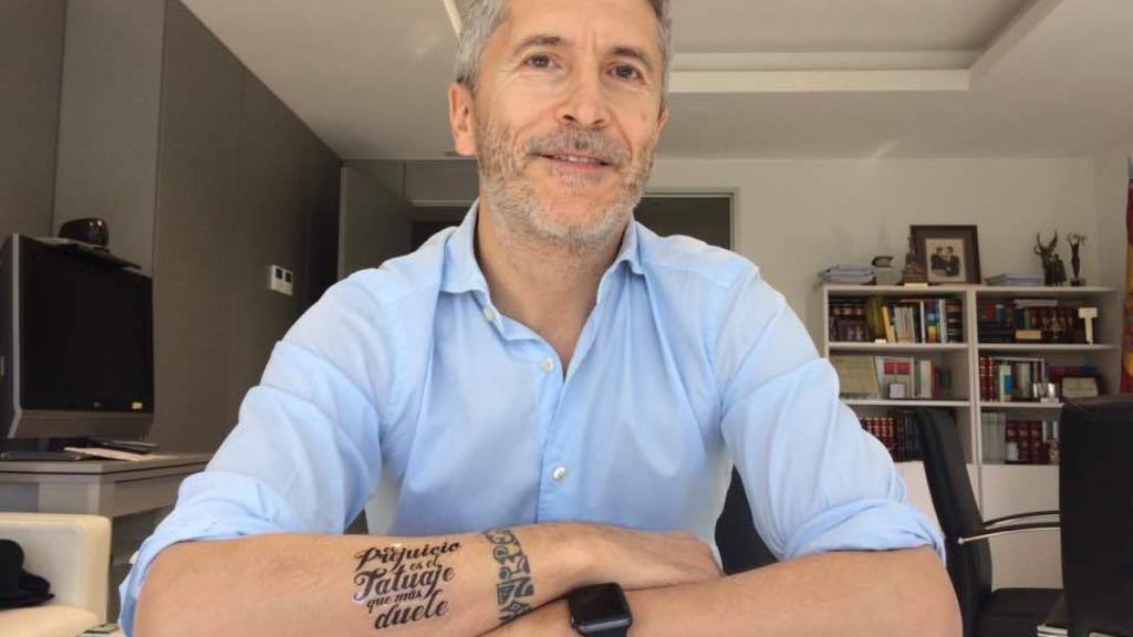 Grande-Marlaska con un tatuaje que es una declaración de intenciones.