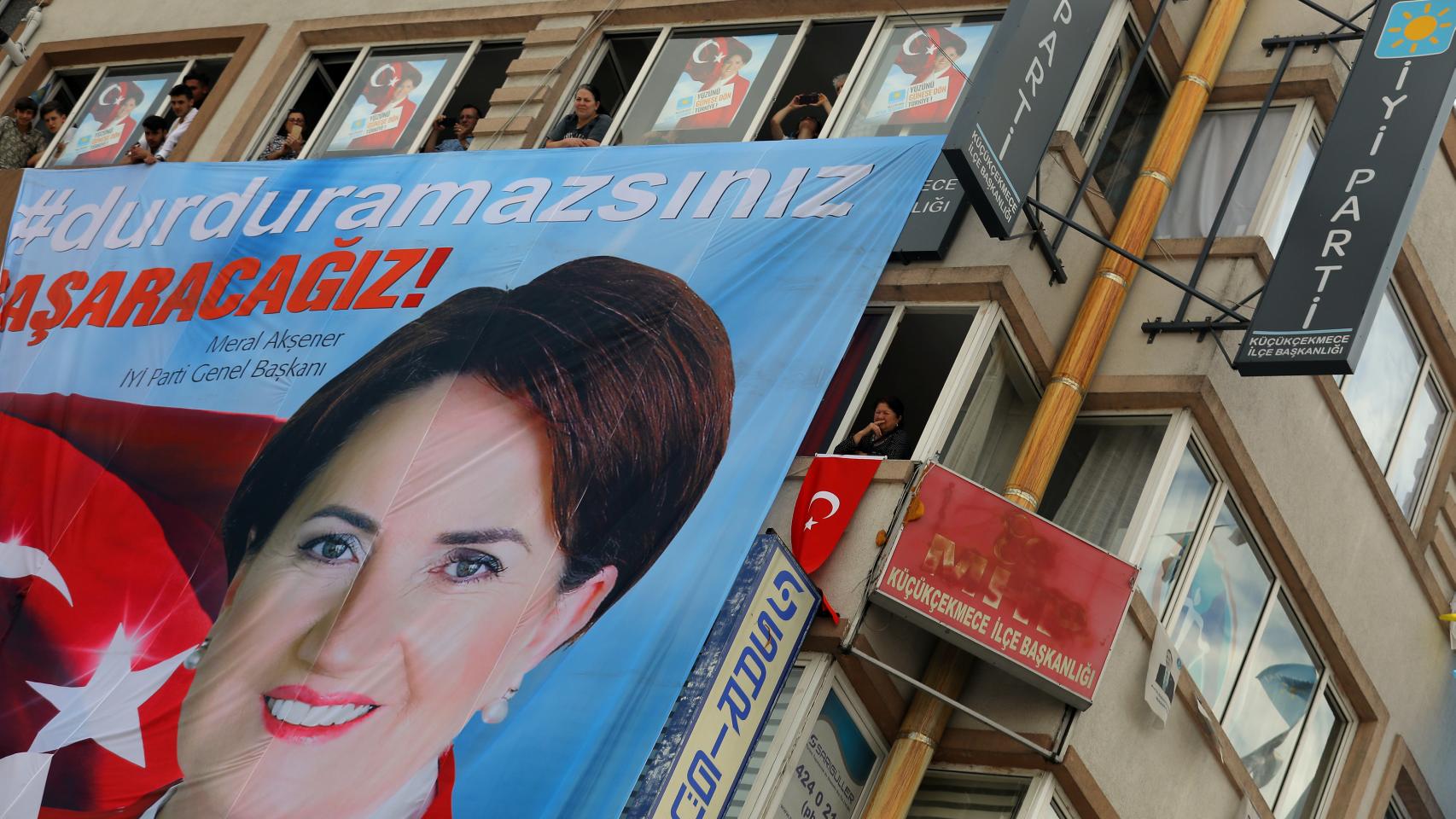 Campaña pidiendo el voto para Meral Aksener en Estambul