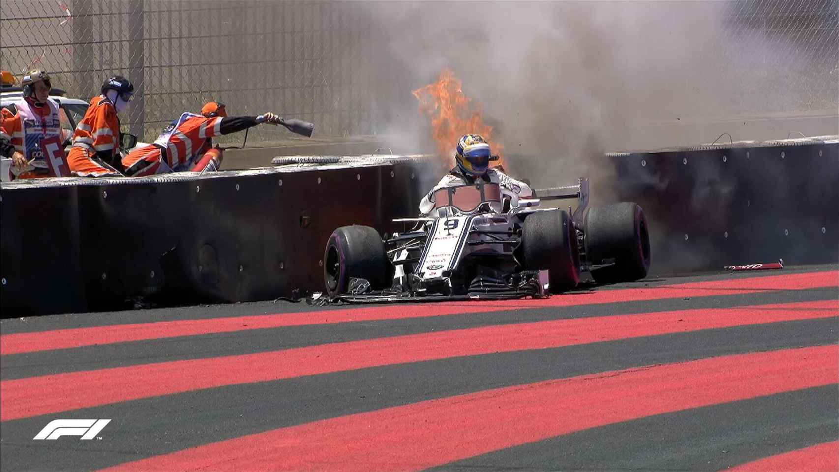 MArcus Ericcson sale de su coche en llamas durante los libres.