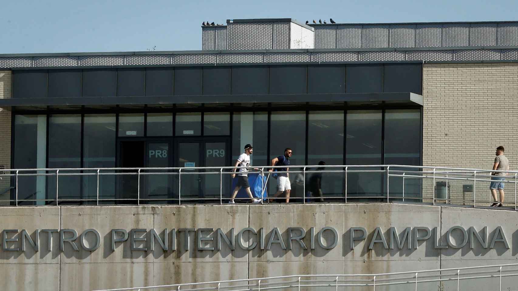 Los tres miembros de la Manada José Angel Prenda (d), Jesús Escudero (i) y Angel Boza (centro), que cumplían pena en la cárcel de Pamplona abandonan el recinto penitenciario a las 18:00 horas.
