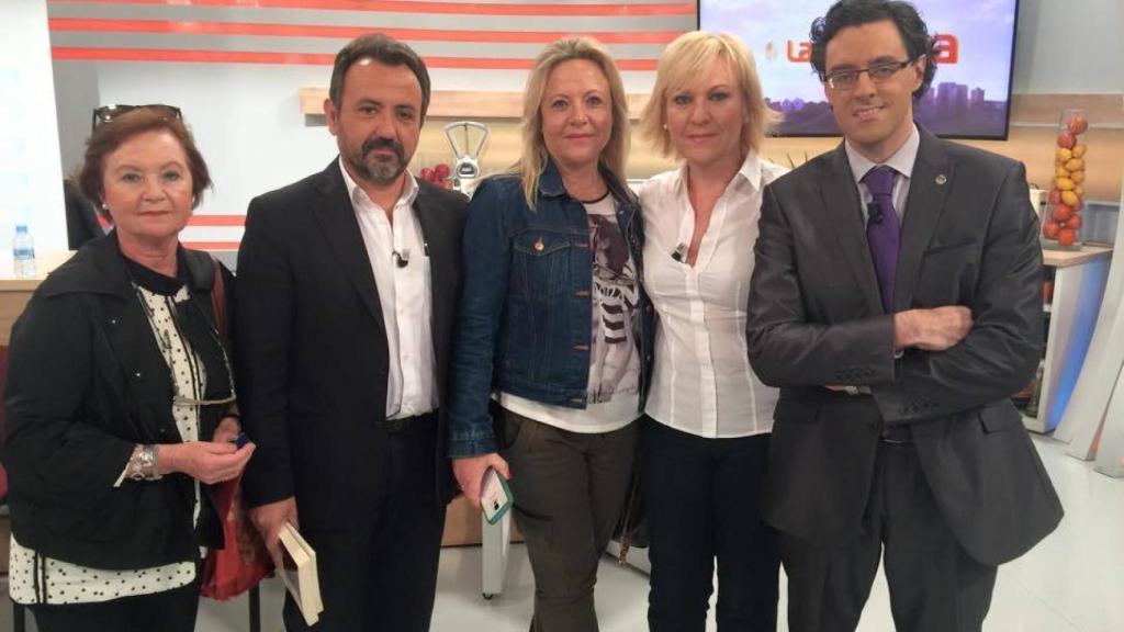 Inés Madrigal (centro), su abogado y Lola Gómez-Rodríguez, quien podría ser su hermana biológica.
