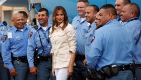 Melania Trump posa con la policía en el aeropuerto mientras sale de la zona fronteriza de EEUU-México en McAllen, Texas.