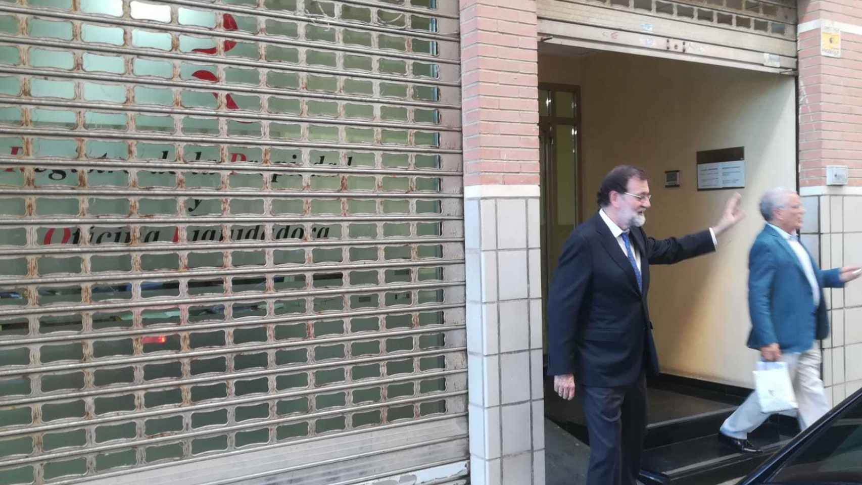 Esta martes, Mariano Rajoy conoció de la mano de su amigo Francisco Riquelme a los compañeros del registro de la propiedad de Santa Pola (Alicante).