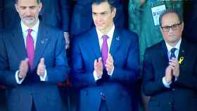 Felipe VI, Pedro Sánchez y Quim Torra aplauden el himno español en la inauguración de los Juegos del Mediterráneo.