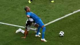 Neymar intentó provocar un penalti, pero el VAR lo anuló.