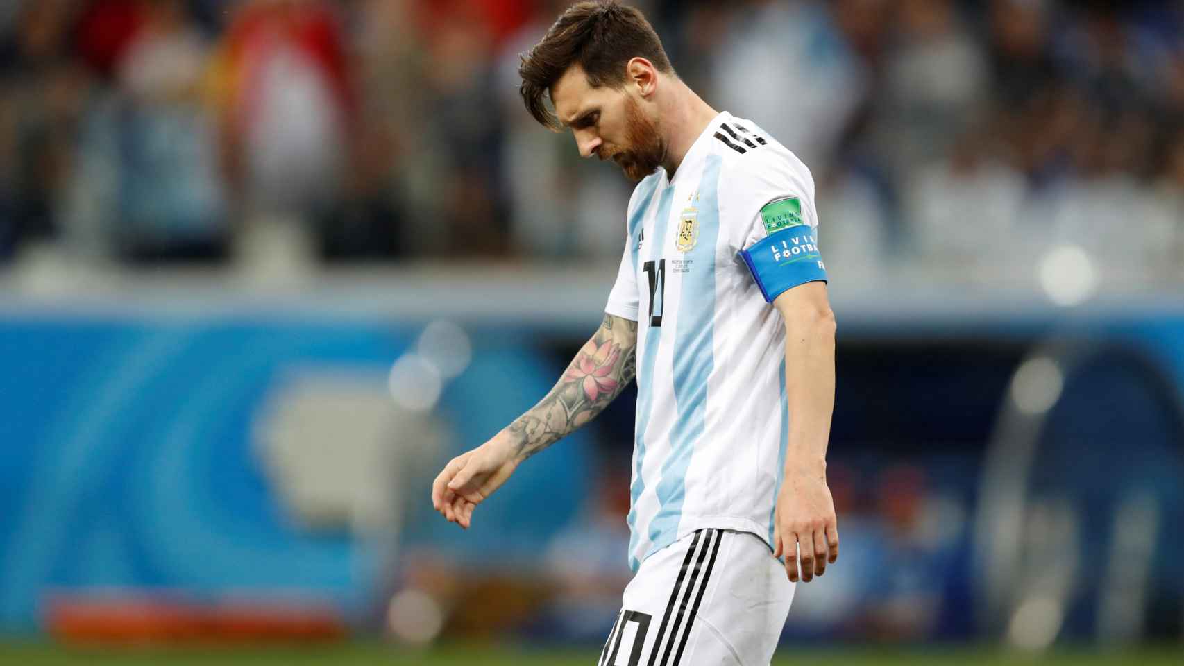 Messi se marcha del campo y lamenta la derrota.