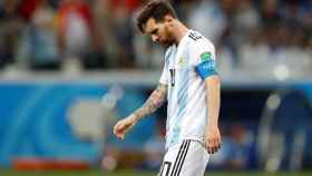 Messi se marcha del campo y lamenta la derrota.