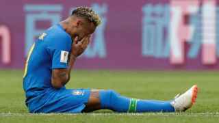 Neymar llora desconsolado tras la victoria de Brasil.