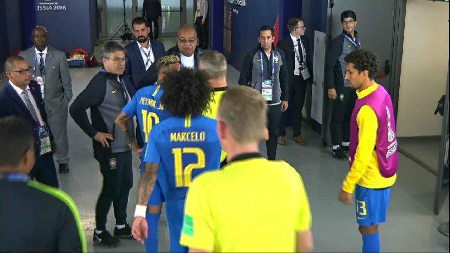 Marcelo separa a Neymar del árbitro contra Costa Rica