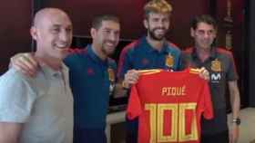 El regalo de Sergio Ramos a Piqué por sus 100 partidos con España
