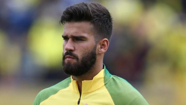 Alisson posando con Brasil. Foto: Twitter (@CBF_futebol).