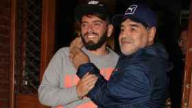 Diego Maradona junto a su hijo. Foto: Twitter (@ElTransistorOC)