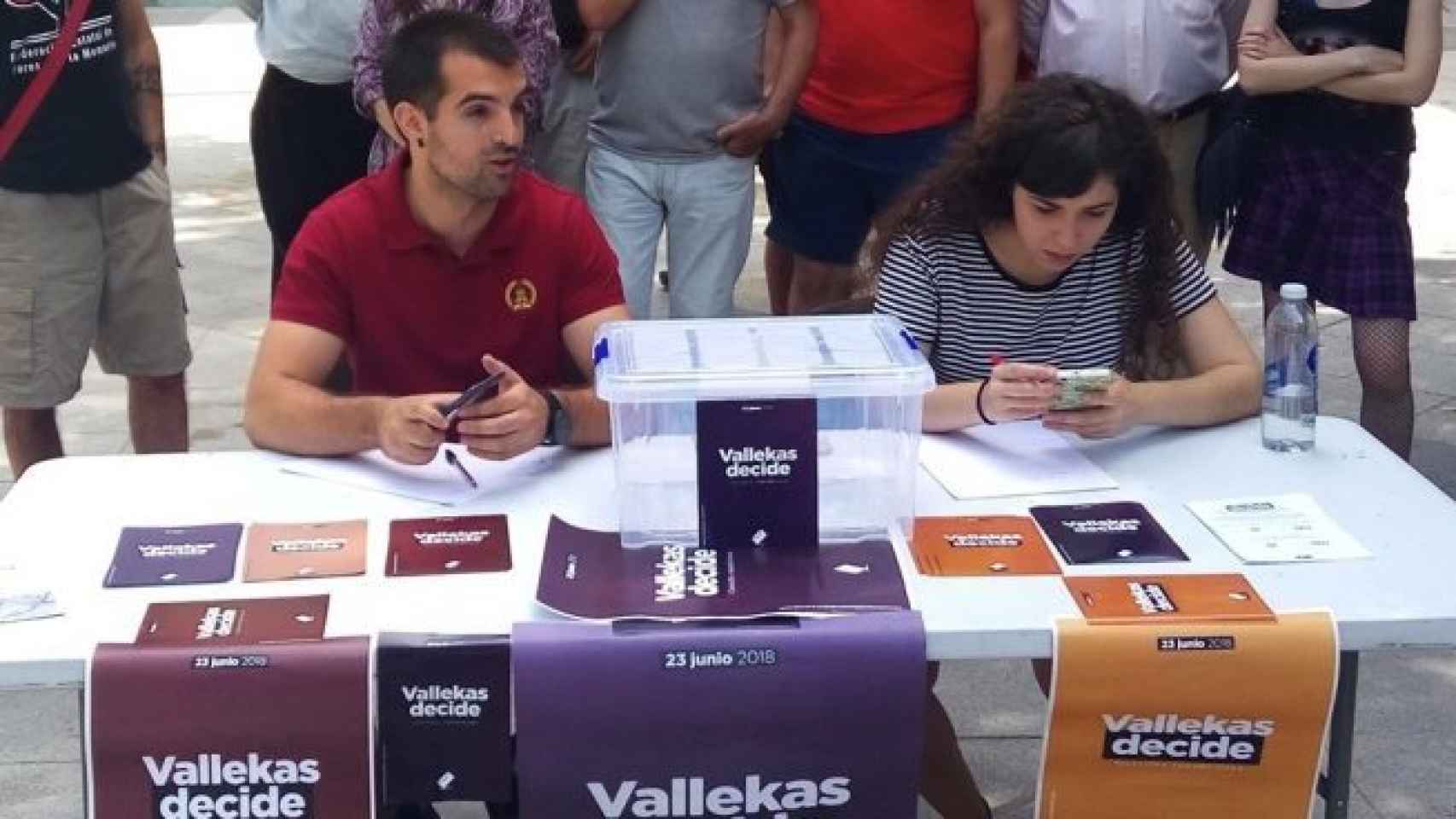 Vallecas vota con el consentimiento de Carmena si España tiene que ser una república