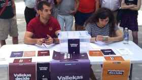 Voluntarios de 'Vallekas decide' presentan las urnas de la votación.