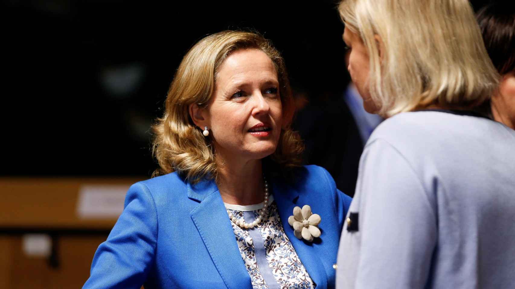 La ministra Calviño conversa con su homóloga sueca durante el Ecofin
