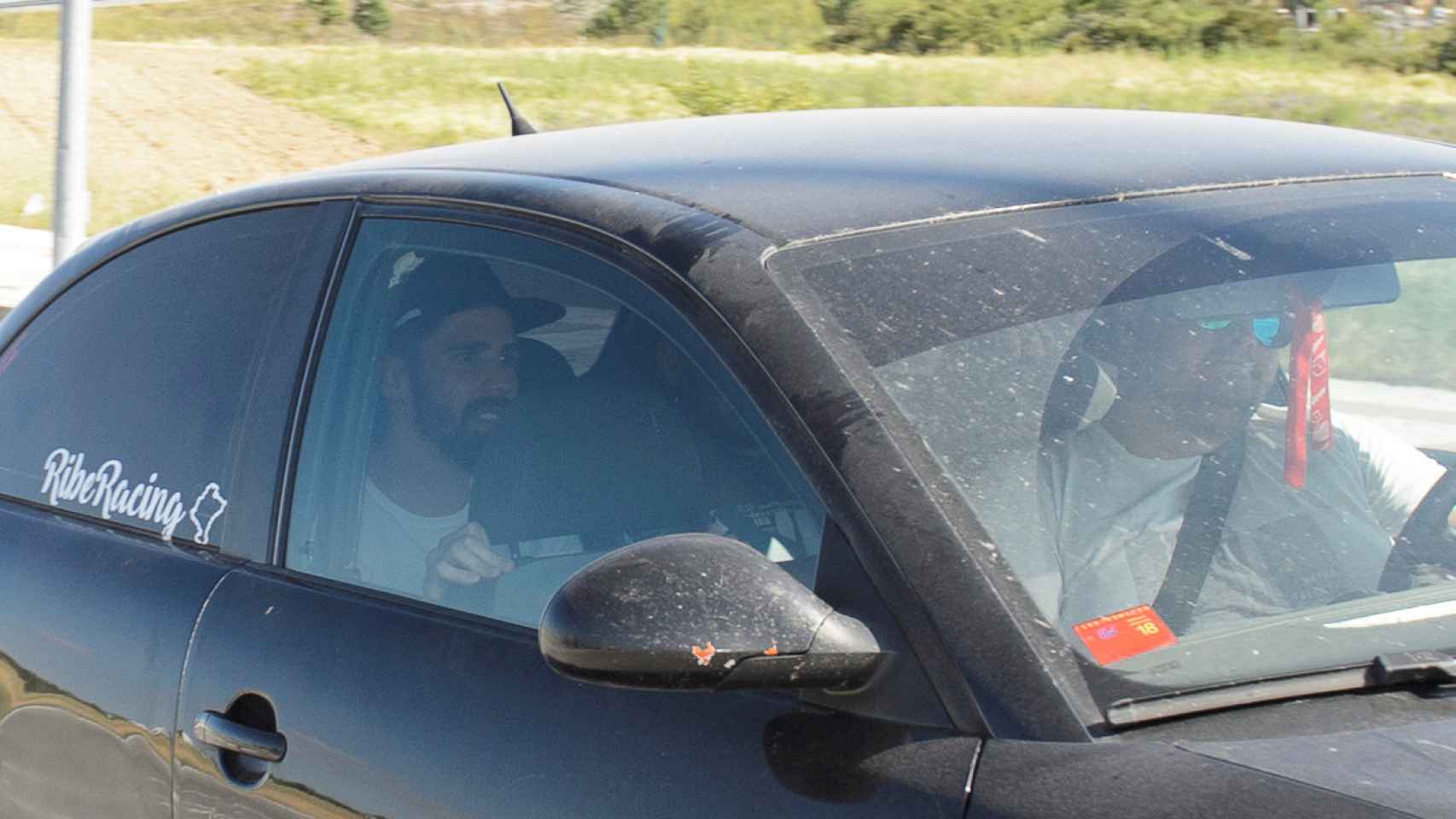 Jesús Escudero, el peluquero, en la parte de atrás del coche tras abandonar la cárcel de Pamplona.