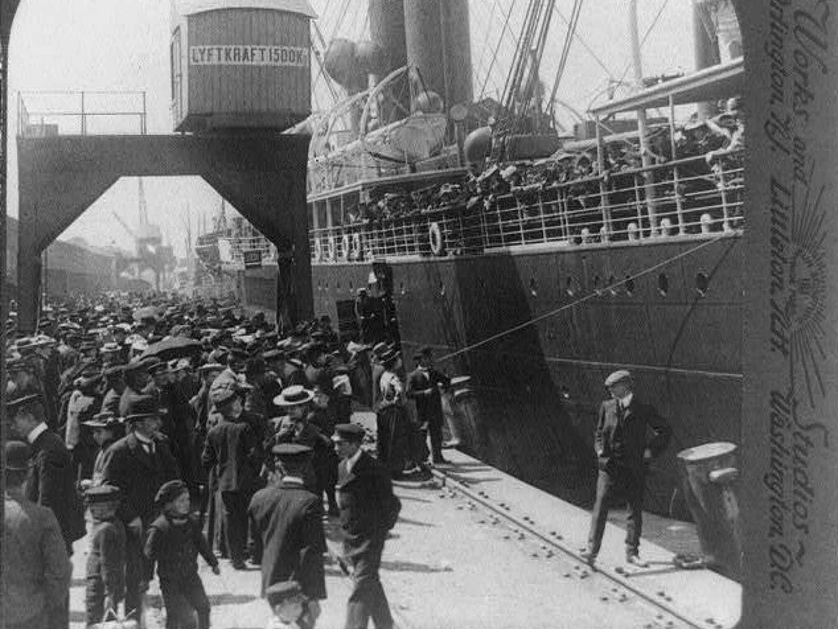 Emigrantes suecos embarcando en Gotemburgo, en 1905, con destino a los Estados Unidos.
