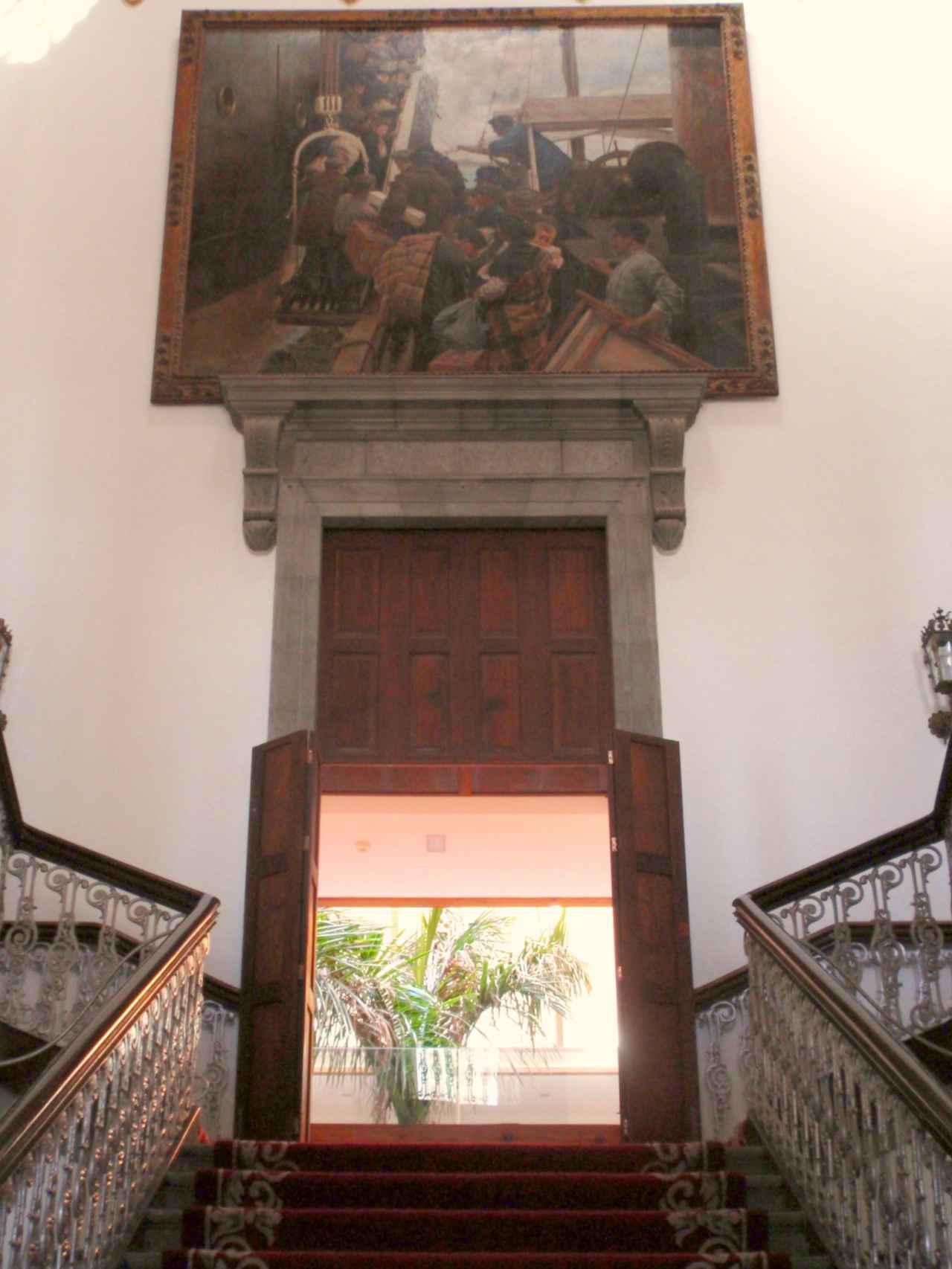 El cuadro de Emigrantes en su estado actual, en el Ayuntamiento de Gran Canaria.