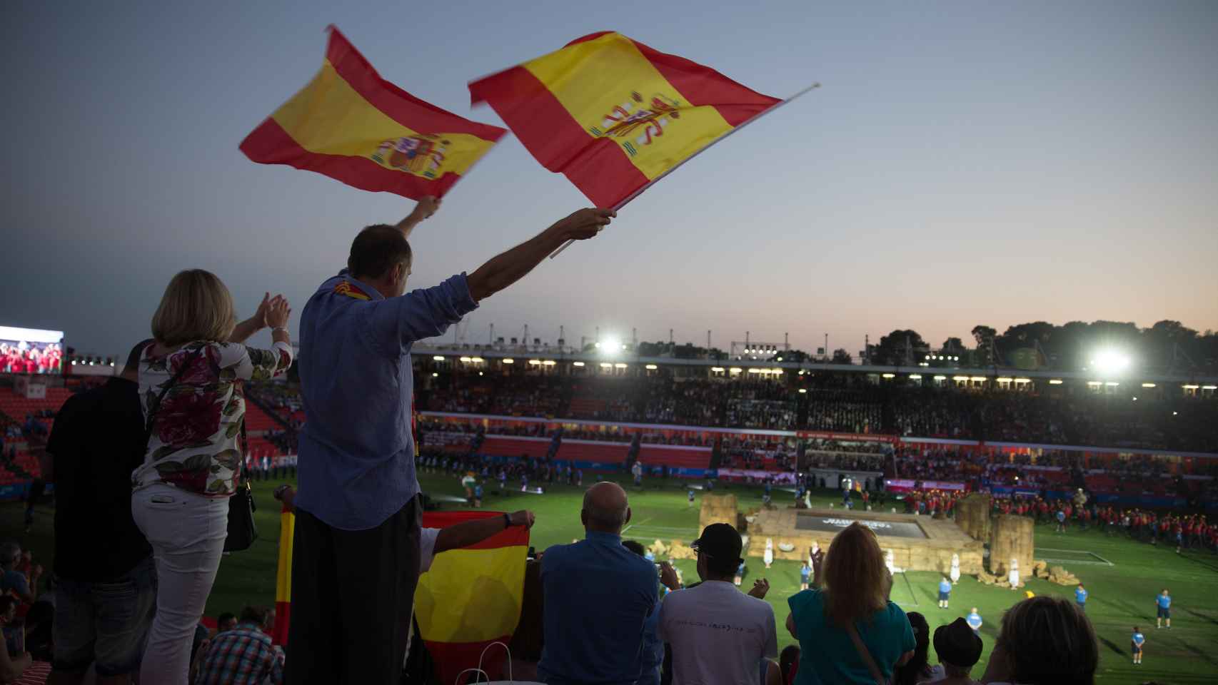 Aficionados con la bandera de España durante la ceremonia de inauguración.
