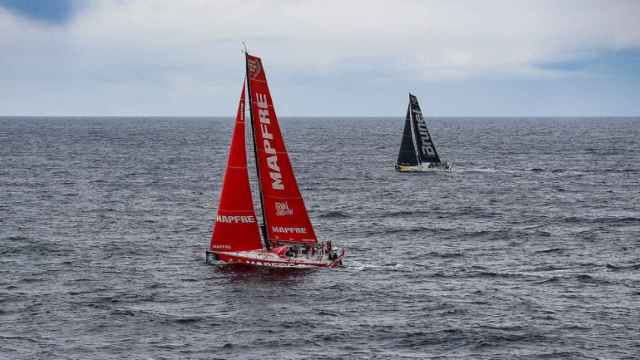 El Mapfre, casi en paralelo con el Brunel, durante la 11ª etapa de la Volvo Ocean Race.