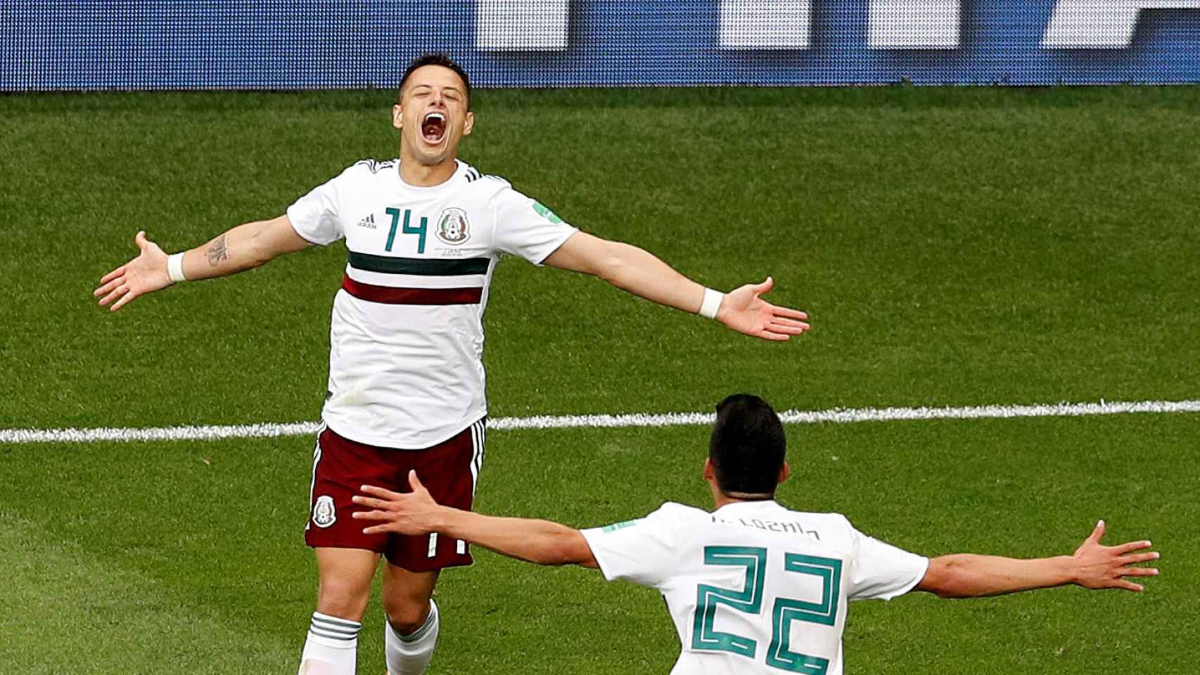 Chicharito Hernández celebra el segundo gol de México ante Corea del Sur