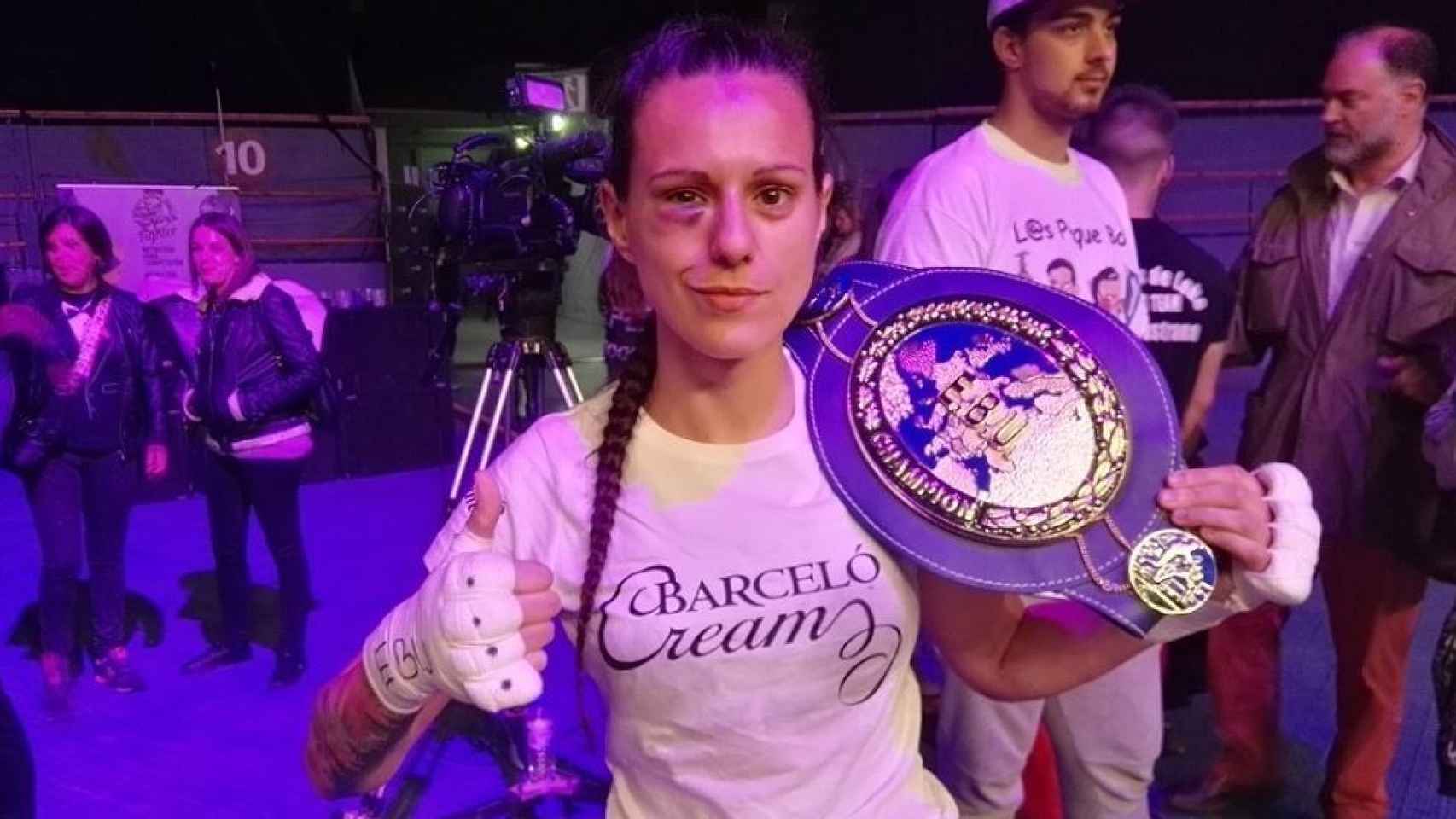 Joana Pastrana, con su cinturón de campeona del mundo.