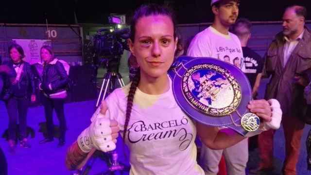 Joana Pastrana, con su cinturón de campeona del mundo.