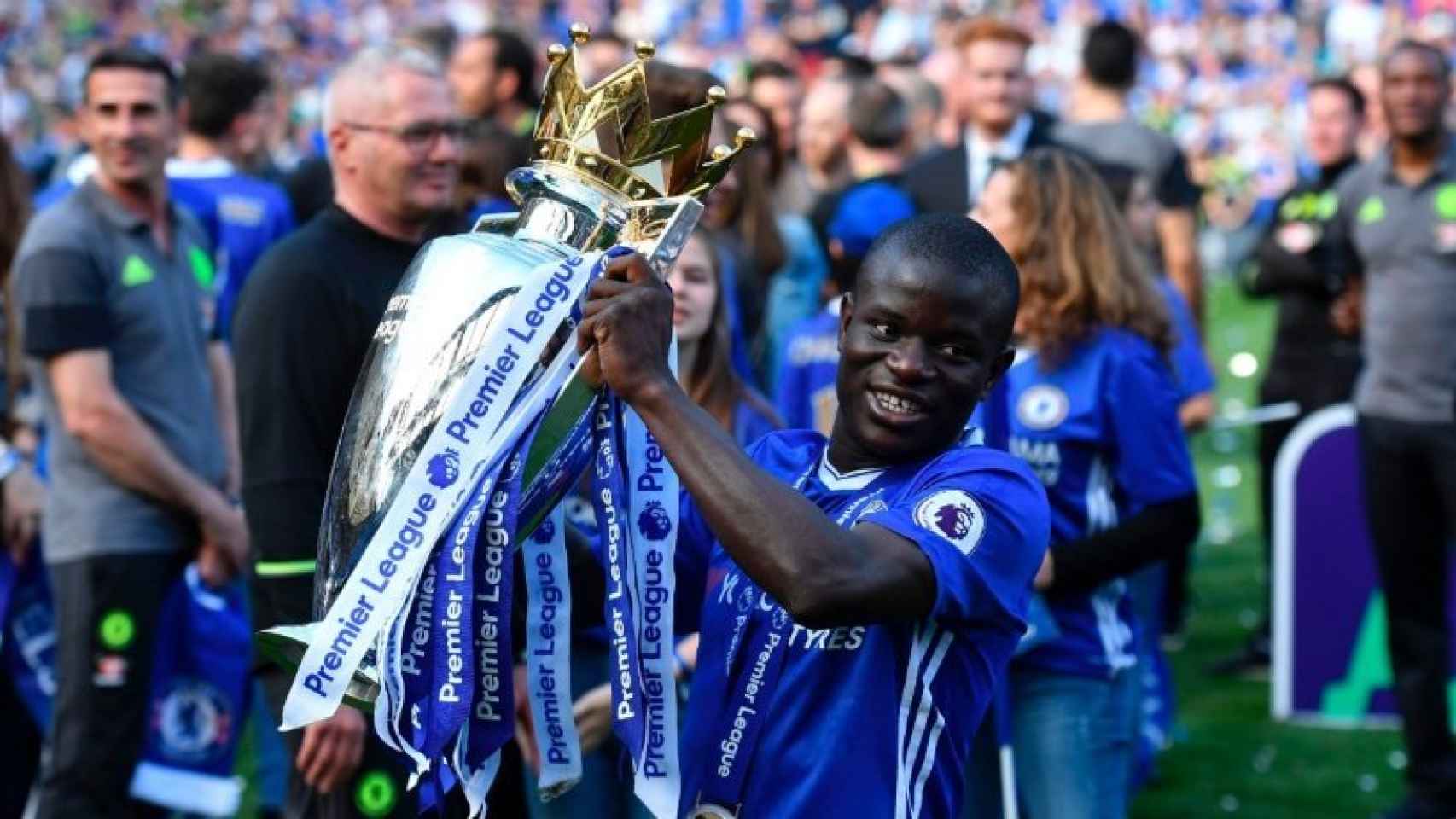 Kanté celebrando un título con el Chelsea. Foto: Twitter (@ChelseaFC).