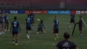 Isco controla el balón con el pecho en el entrenamiento de la selección española