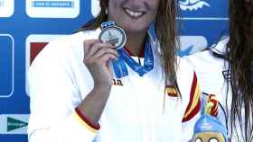 Mireia Belmonte posa con una de las cuatro medallas ganadas en los Juegos del Mediterráneo.