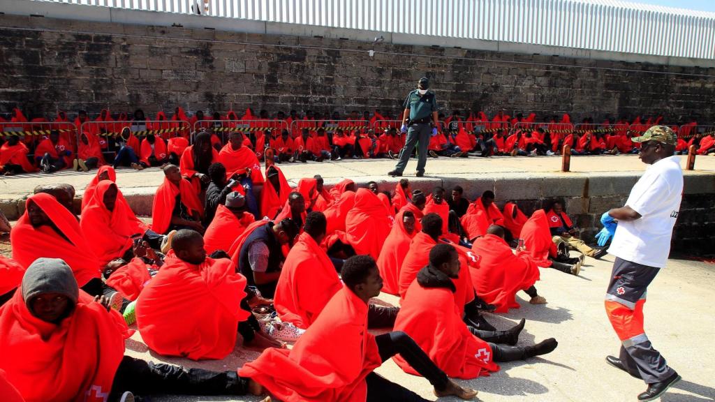 Inmigrantes rescatados a su llegada a tierra, en el puerto de Tarifa.