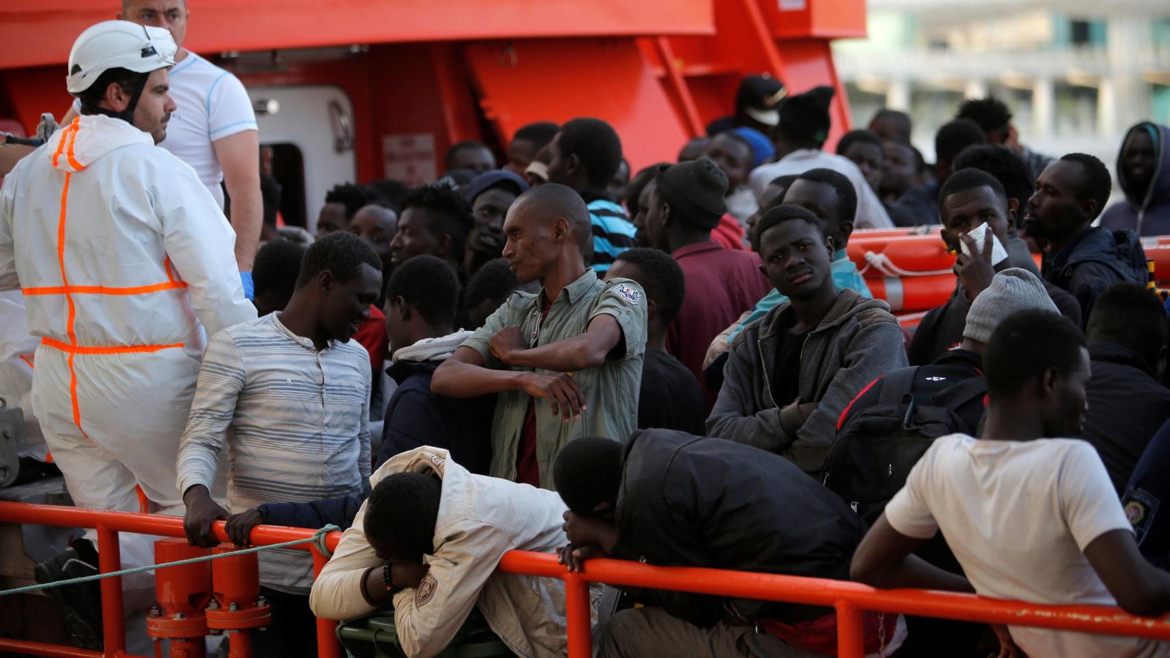inmigrantes a bordo de un barco de rescate en el puerto de Tarifa.