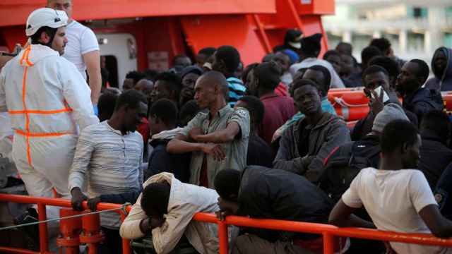 inmigrantes a bordo de un barco de rescate en el puerto de Tarifa.
