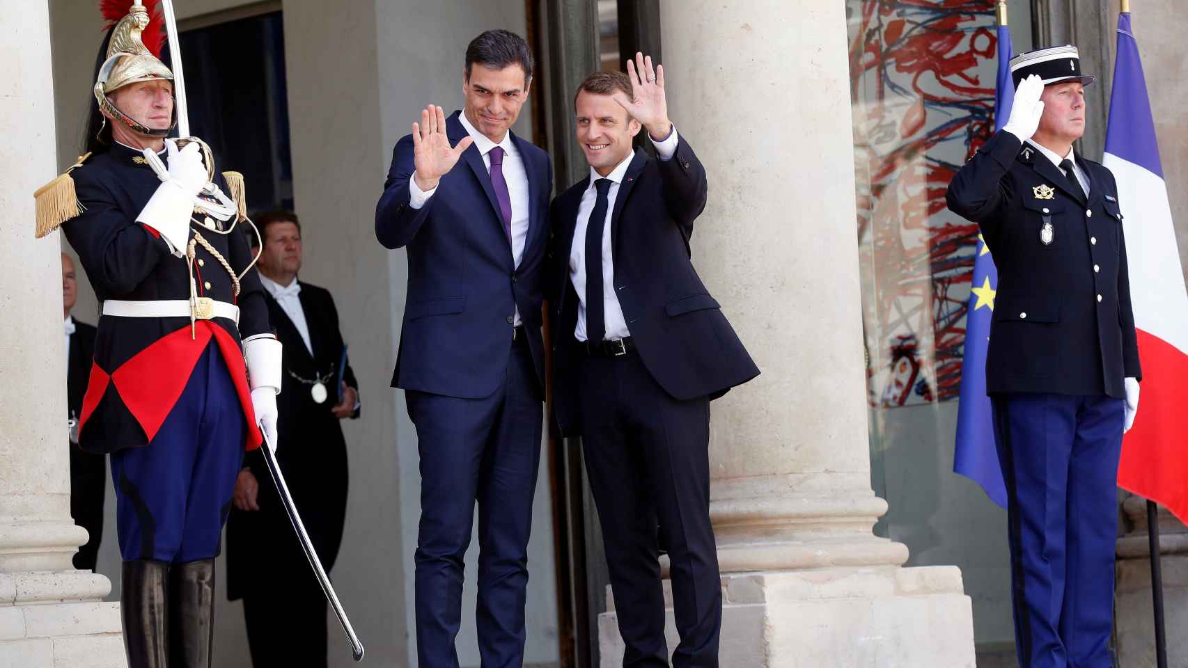 Macron recibió a Pedro Sánchez en la escalinata del Palacio del Elíseo.