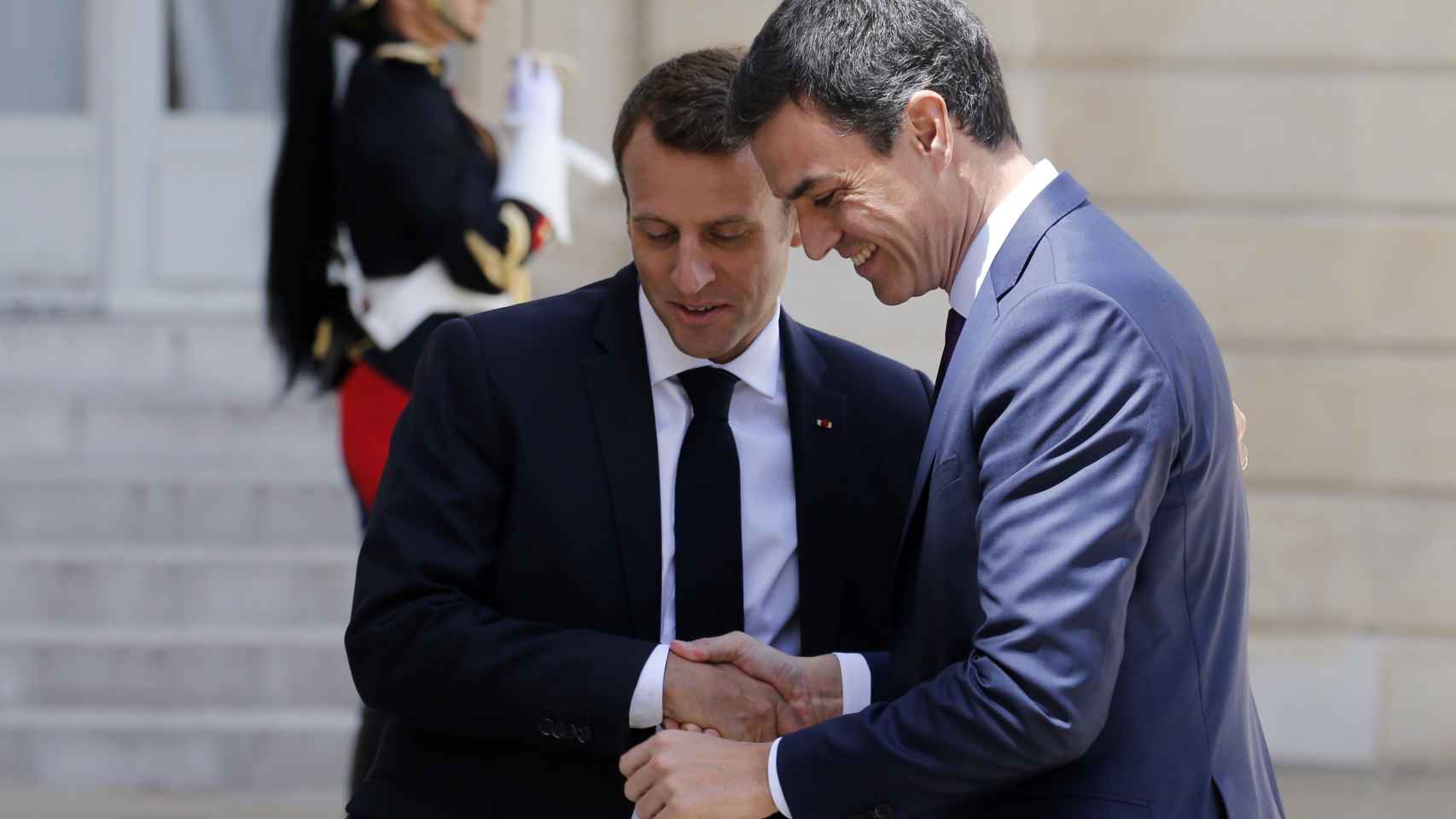Pedro Sánchez, junto a Emmanuel Macron, en su primera visita al Elíseo.
