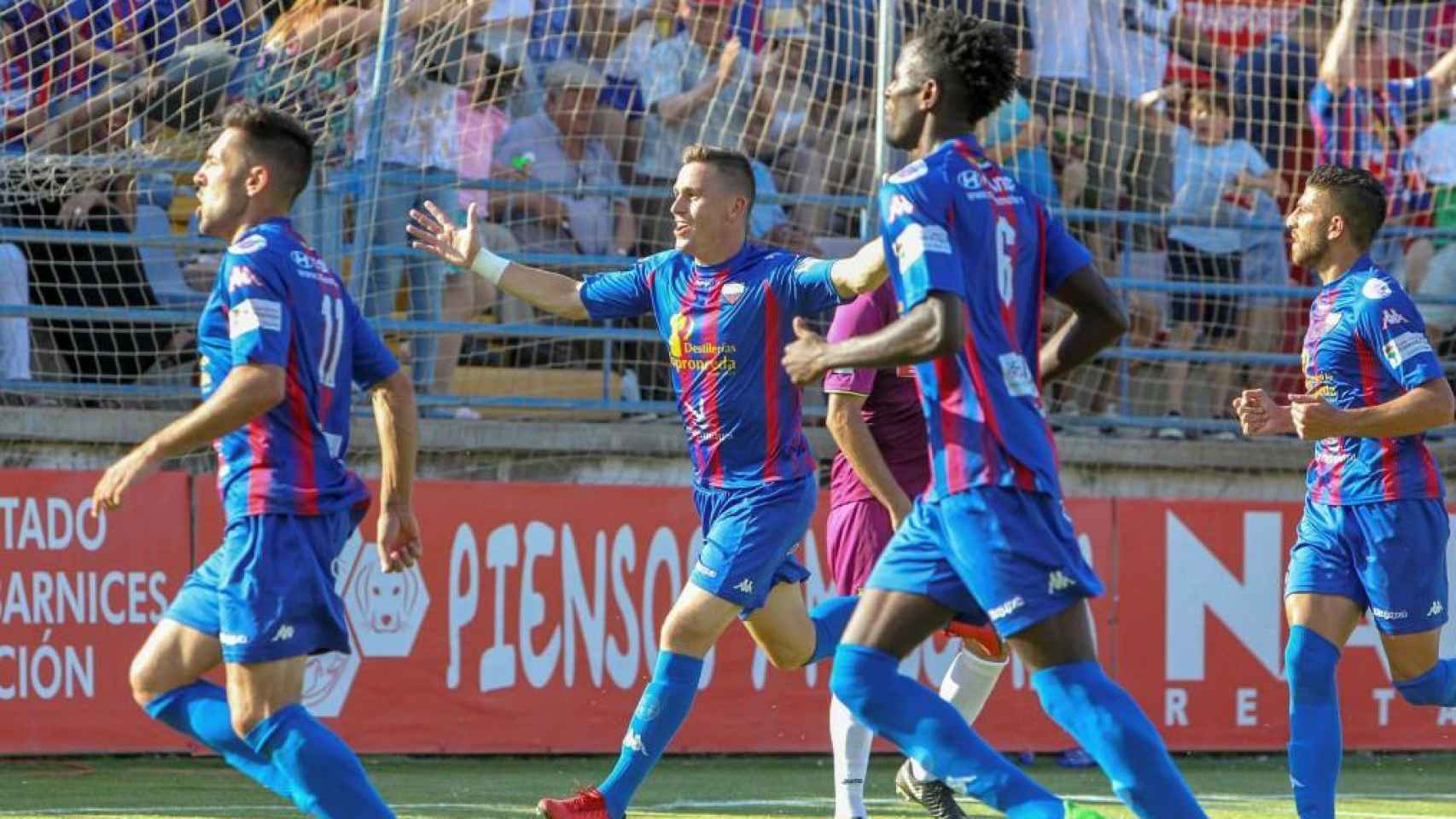 Jugadores del Extremadura celebran un gol.