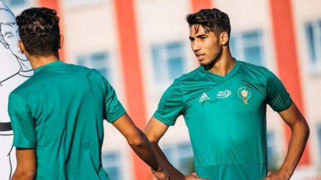 Achraf, junto a un compañero, durante un entrenamiento con Marruecos. Foto: Instagram (@achrafhakimi)