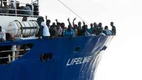 Inmigrantes hacinados en el Lifeline, que tiene capacidad para 50 personas