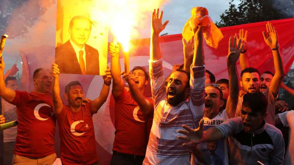 Seguidores de Erdogan celebran su victoria electoral.
